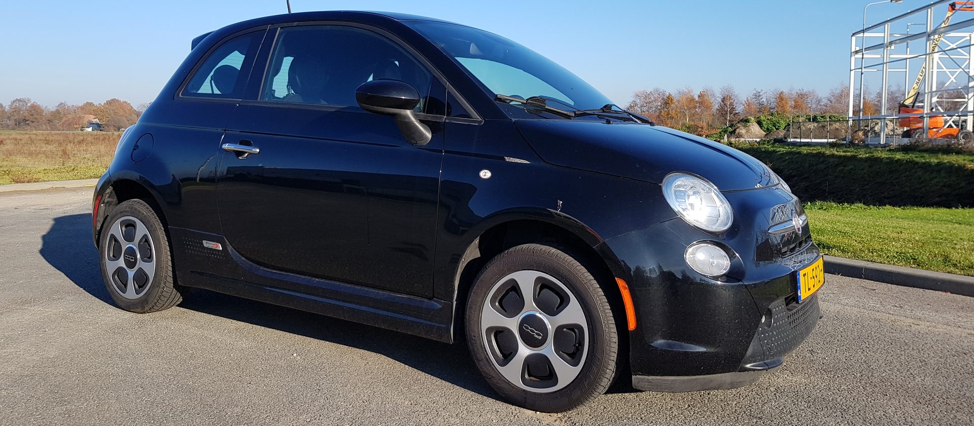 Zwarte Fiat 500e op Nederlands kenteken